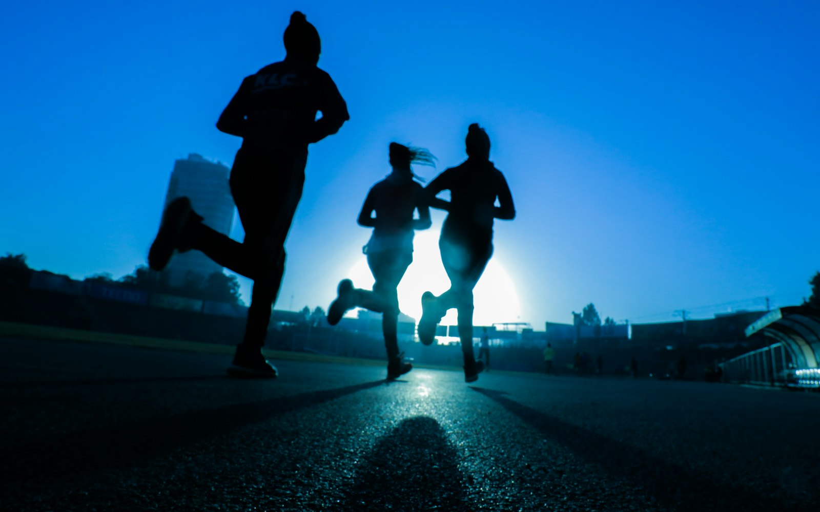 乐鱼·体育(中国)官方网站 - LEYU SPORTS·封面特写：夜训灯光下的跑者剪影